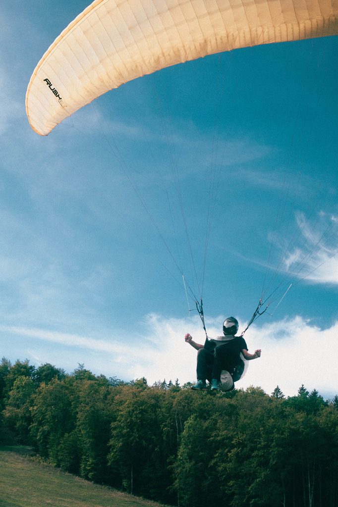 Gleitschirm im Landeanflug