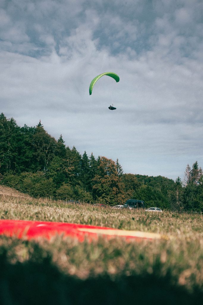 Gleitschirm im Landeanflug